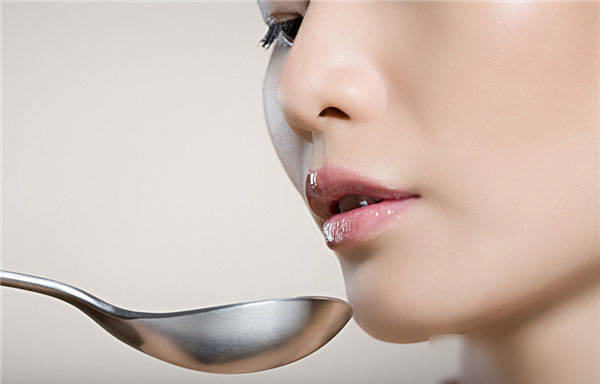 吃饭,别在桌上垫报纸